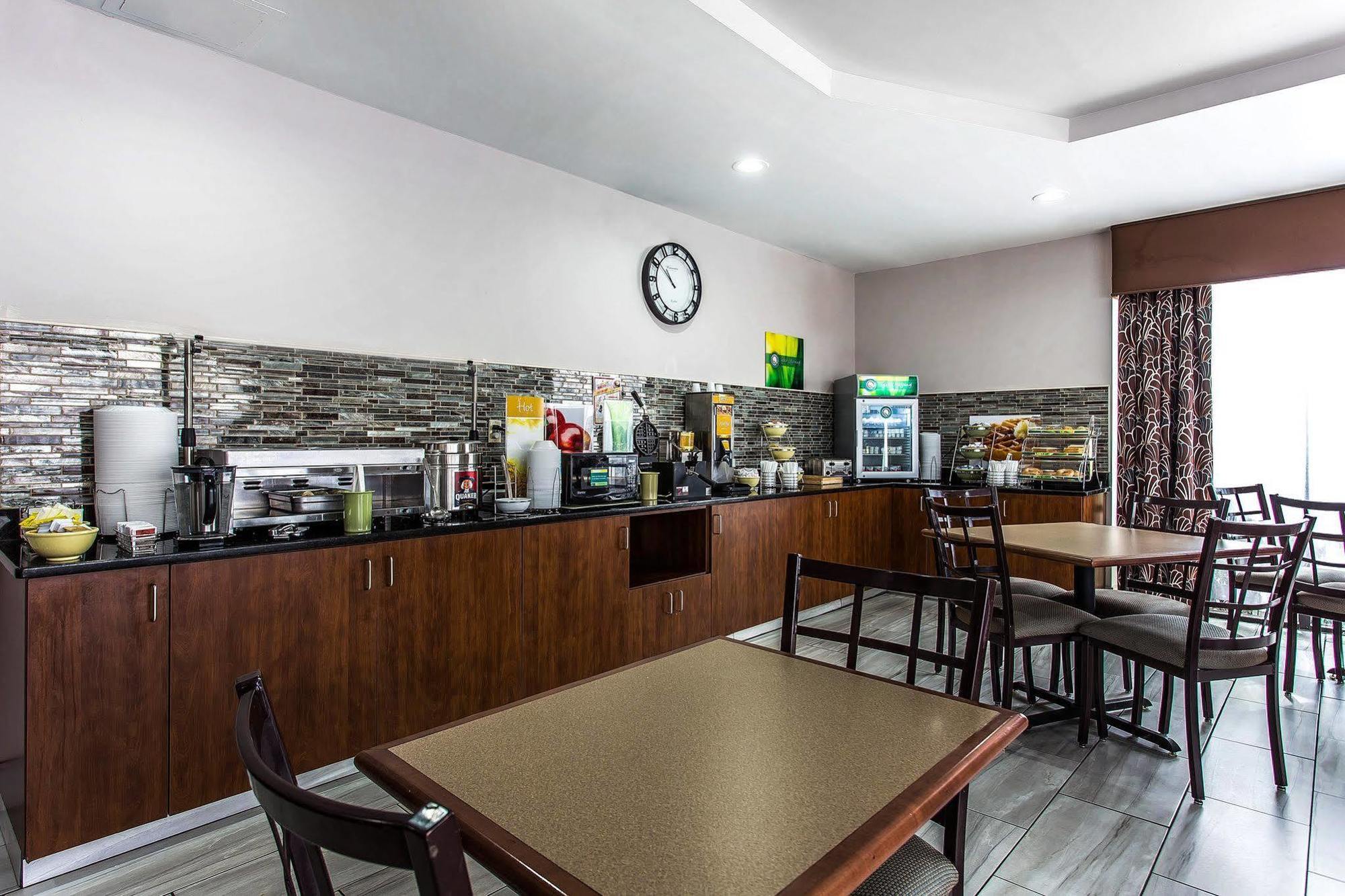Quality Inn & Suites Bensalem Εξωτερικό φωτογραφία