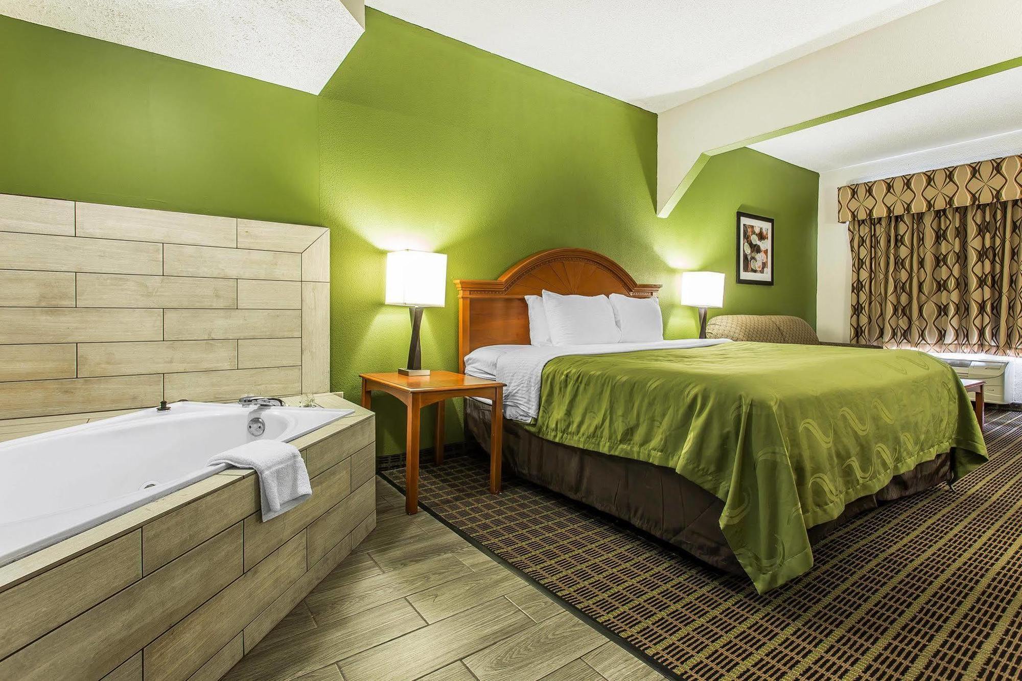 Quality Inn & Suites Bensalem Εξωτερικό φωτογραφία