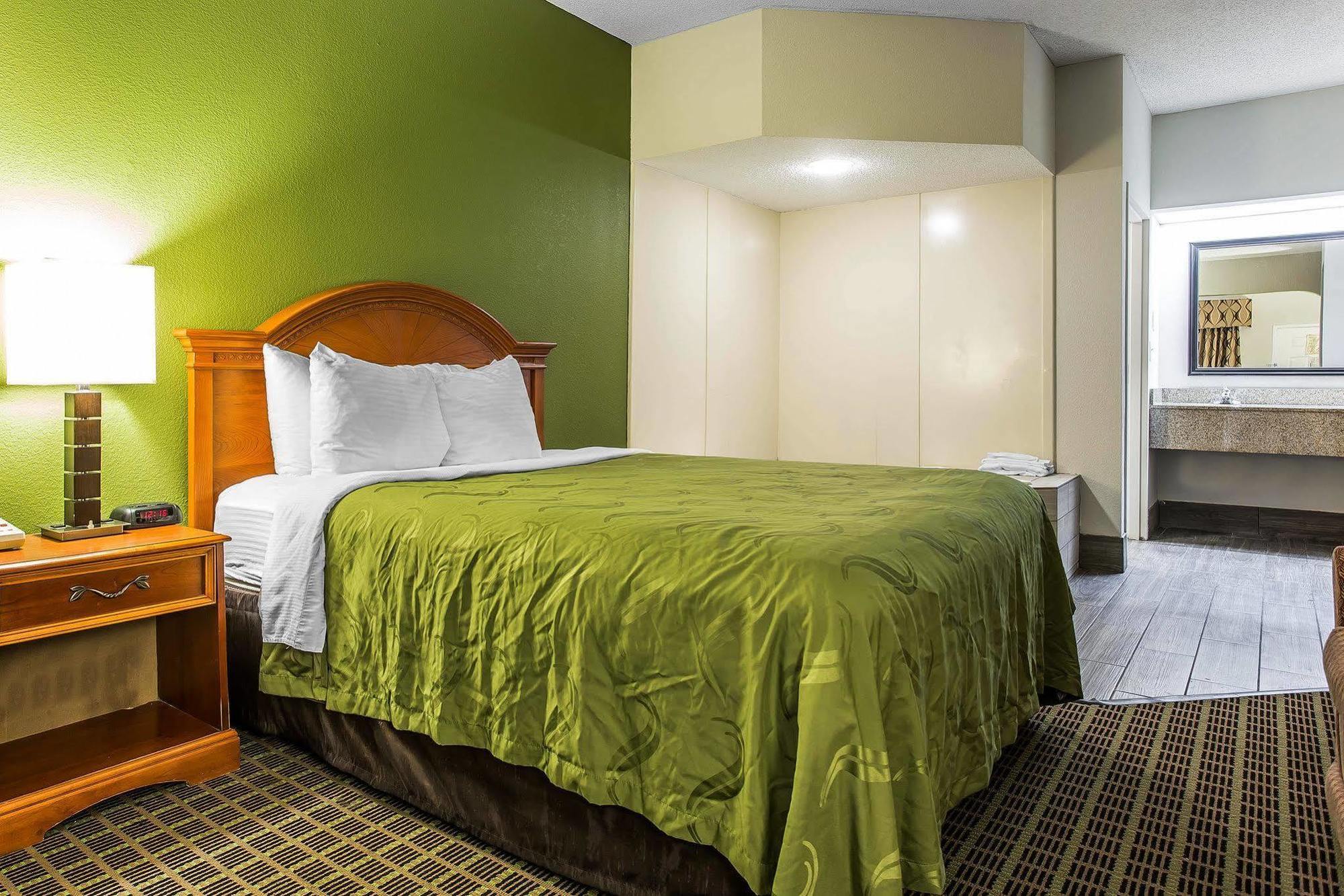 Quality Inn & Suites Bensalem Εξωτερικό φωτογραφία